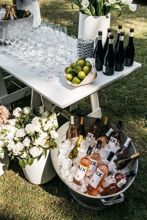 -El obsequio para los novios, aunque no durarán esas botellas.-
#BodaMobuHan