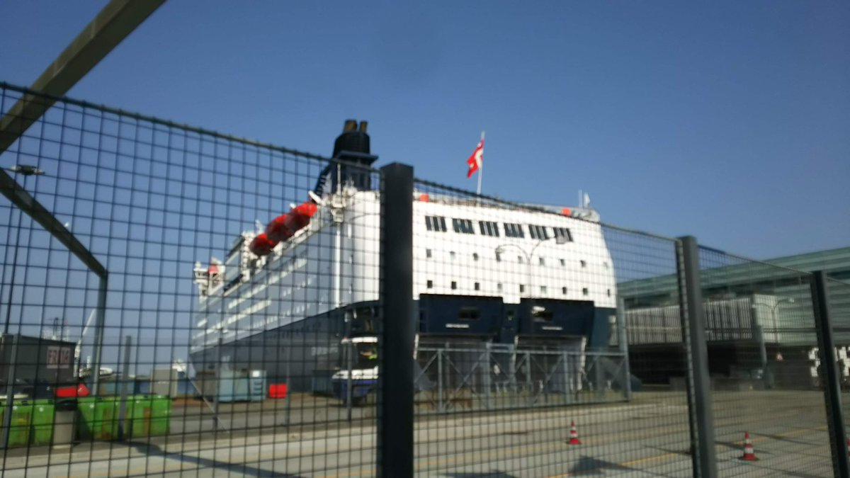 デンマーク🇩🇰〜ノルウェー🇳🇴の船旅⛴DFSギャラリア☺️暗くならない（極夜）北極海を見ながら一泊しました✋ごはんはノルウェー名物ザリガニ🍚船の中に免税店もあってロイヤルコペンハーゲンやブランド品も買えましたよ👛北欧なので高いですけどね😇