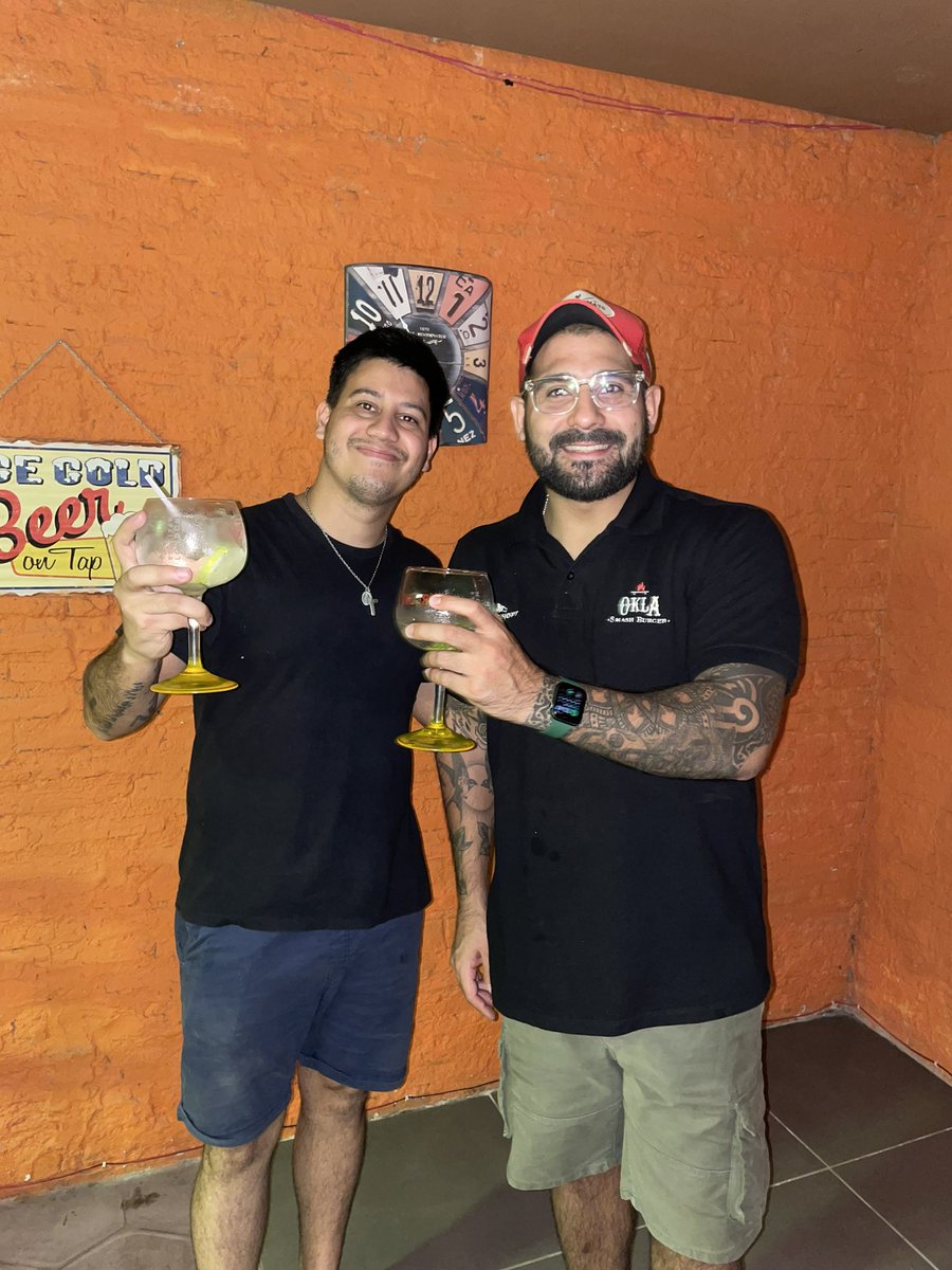 marmol09's tweet photo. FELIZ ANIVERSARIO @OklaSmashPy @lc_alvarez 🍔🍟🍻 https://t.co/c0MJWdNGxt