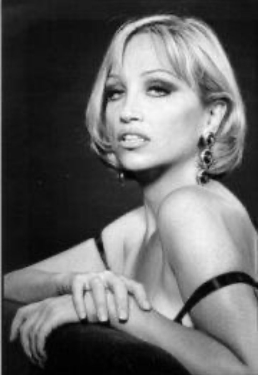mardipantz's tweet photo. We are Linked, Not Ranked 
~ Gloria Steinem

#LiveToLead #HarryandMeganNetflix 
#trans #WomensRightsAreHumanRights #LGBTQ 

Photo of Myself 1999 37 years old #LifeLivedTrans https://t.co/0a1XbPK6zy