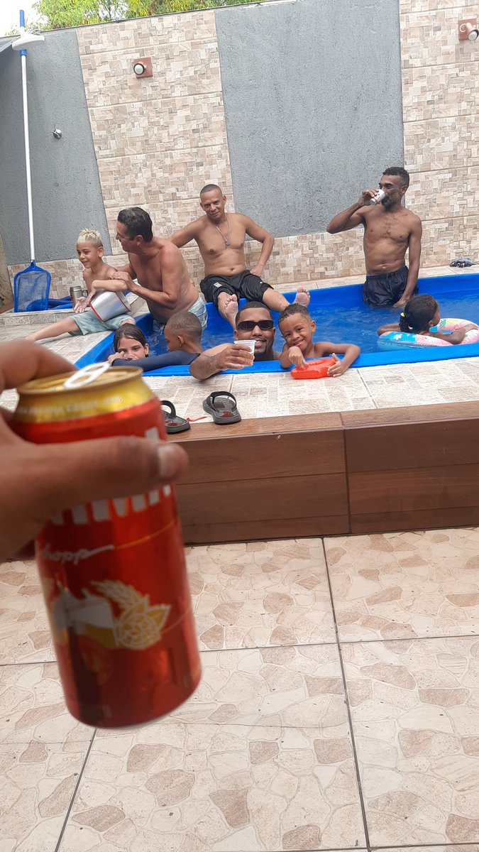 Fica com o padrinho na piscina que o papai quer beber. 🤣🤣🍺