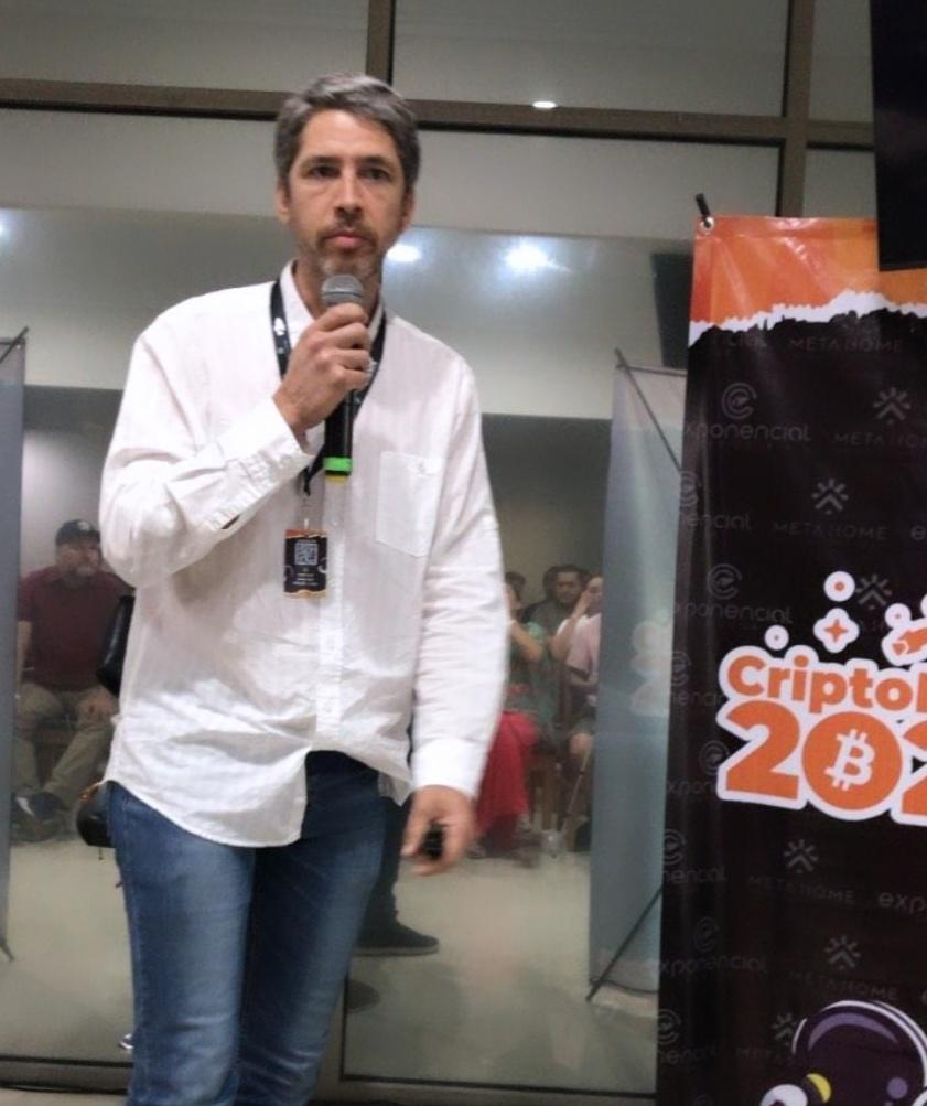 meximalist's tweet image. 10/ Después de Abraham me tocó a mi platicar de mi experiencia construyendo en público, venjatas, desafíos, cómo empezar y algunaa herramientas #CriptoMaza2023 @ExponencialCC