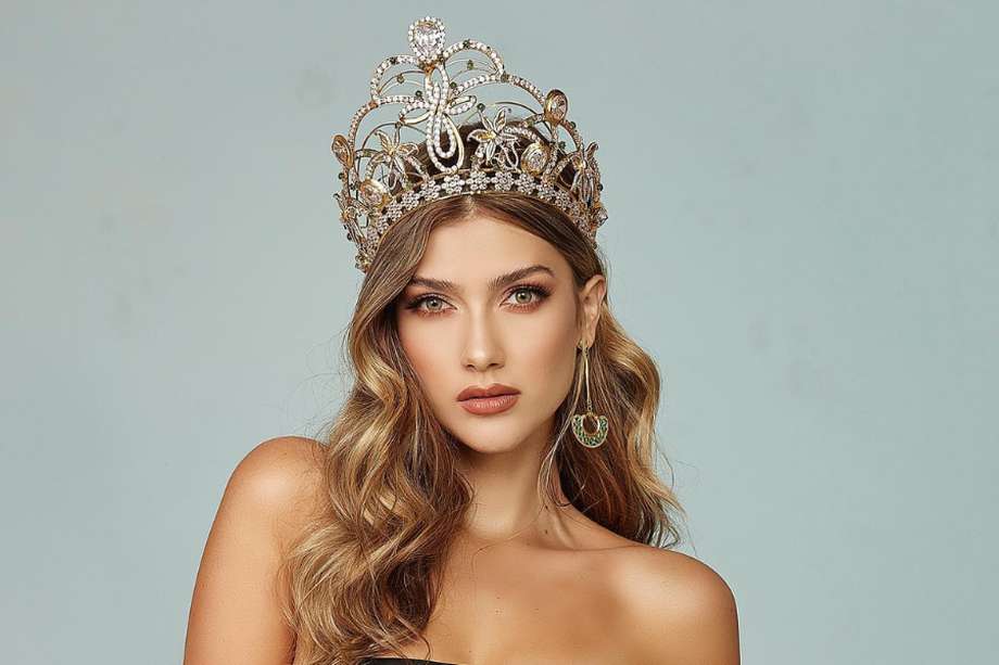 eldanibaena's tweet photo. Quien me quita esta hpta tusa, #MissUniverse me decepciona mas que mi ex o mi carrera #MissColombia https://t.co/fNDK5suv5X