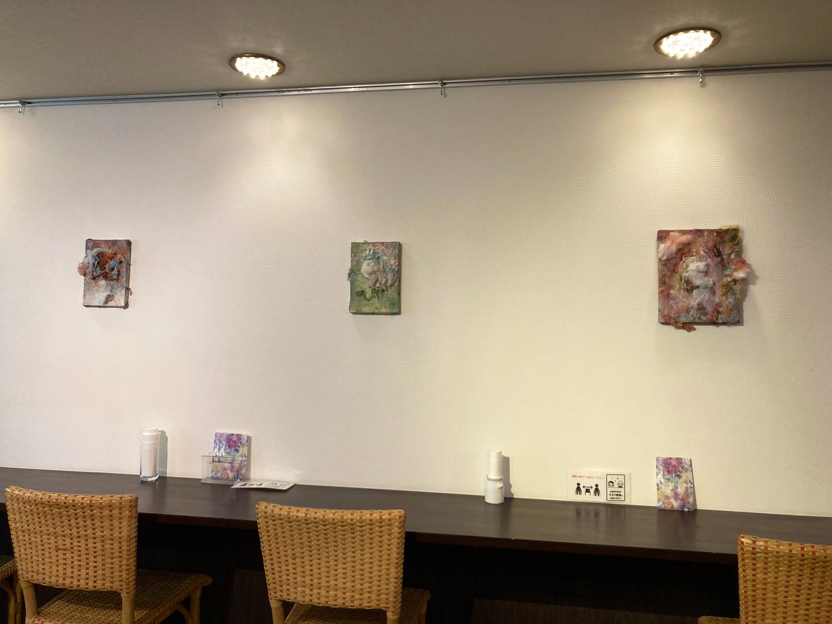 zensai_JIRO's tweet photo. 個展中の小久江に会いに愛媛のカフェ珈壇(かだん)に行ってきたよ。
(好きだった小作品の写真しか撮ってこなかった…)
(あとは私が芸大同期と聞いて、こういうカップが好きじゃないかとマスターが選んでくれたクリムトのカップ) https://t.co/iWpSUaFIPW