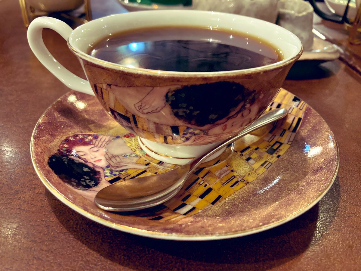 zensai_JIRO's tweet photo. 個展中の小久江に会いに愛媛のカフェ珈壇(かだん)に行ってきたよ。
(好きだった小作品の写真しか撮ってこなかった…)
(あとは私が芸大同期と聞いて、こういうカップが好きじゃないかとマスターが選んでくれたクリムトのカップ) https://t.co/iWpSUaFIPW