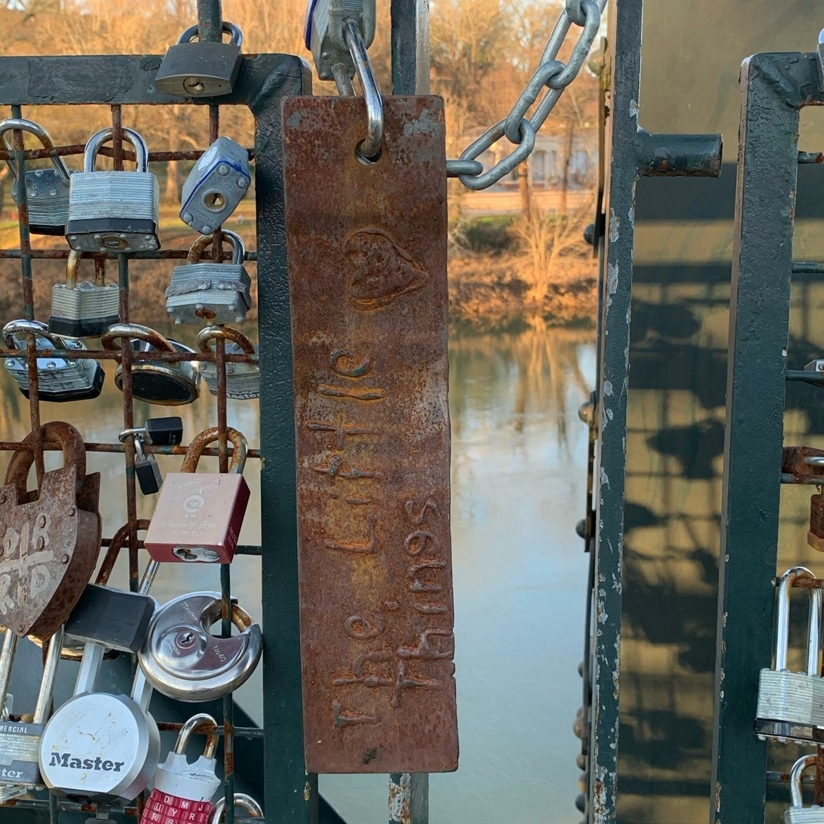 HawthornRome's tweet image. Reminder: One month until #ValentinesDay or if you prefer it can also be #GalentinesDay either way if you're coming for a visit - and you'd like to create a special memory - walk on over to the #LockBridge and leave a piece of your heart here in #Rome.  bit.ly/3ipKM49