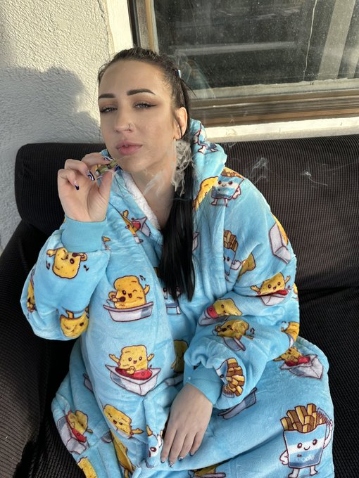 Why do I feel like these don&rsquo;t even look like me!? 😂 is 28 my messy era? https://t.co/YYJPSRRymm