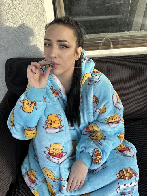 Why do I feel like these don&rsquo;t even look like me!? 😂 is 28 my messy era? https://t.co/YYJPSRRymm