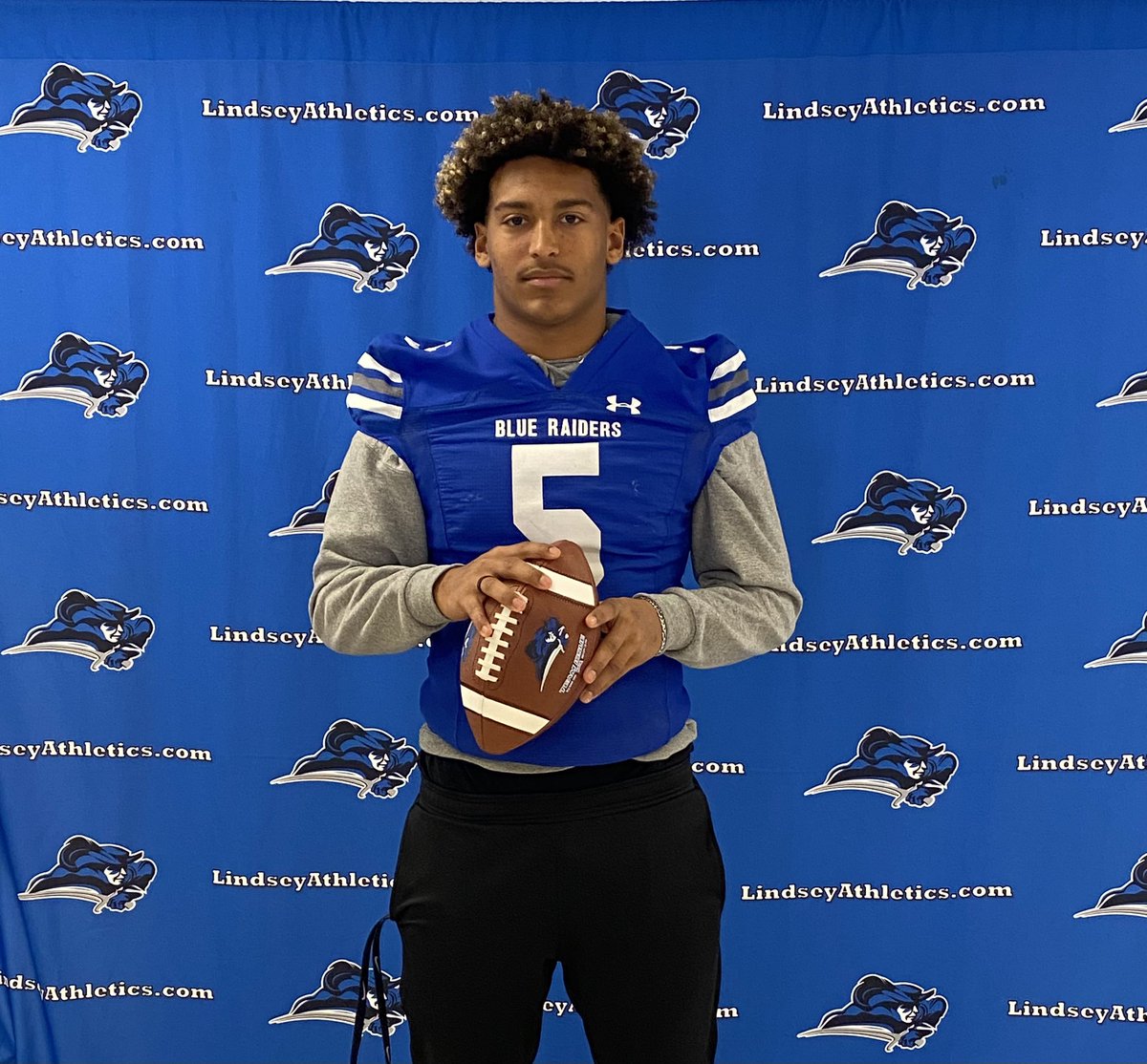 ElijahTCarney1's tweet photo. Had a great visit today at Lindsey Wilson! Big thanks to Coach Lawson for the invite. @aye_coachlawson @Coach_CotterLWC @CoachKleckler @RHSFootballTN https://t.co/StUYS1396A