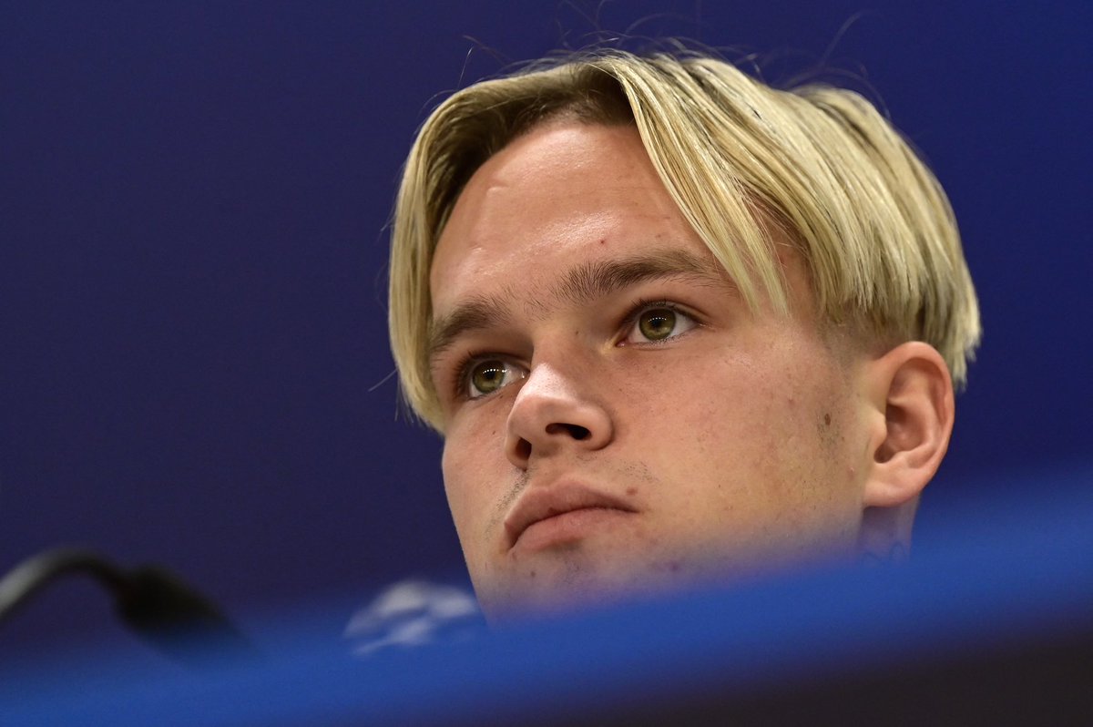 Mykhaylo Mudryk is in London tonight and he will be at Stamford Bridge on Sunday afternoon to follow Chelsea vs Crystal Palace game, after his medical tests. 🚨🔵 #CFC

Pre-contracts have been signed, the official contract will be completed on Sunday.