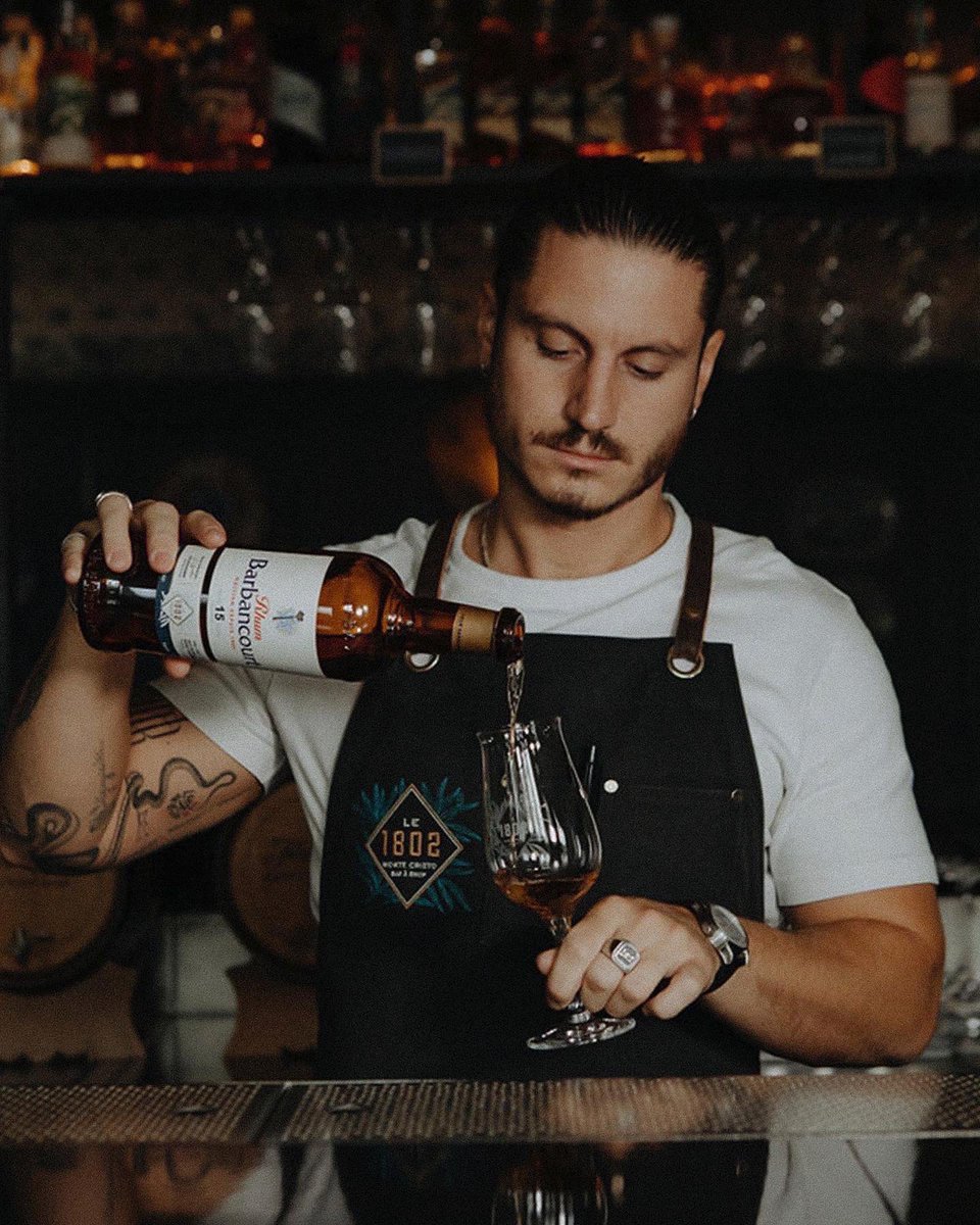 barbancourtHT's tweet photo. Si vous êtes à Paris, visitez le Bar 1802 afin de déguster le premier rhum dans l’histoire du Rhum Barbancourt ayant bénéficié d’un finish en fut de de Whisky Tourbé.
Seulement 277 bouteilles ont été produites, numérotées et signées par notre maître de chais! 
Faites l’expérience https://t.co/MPzWB5cM54