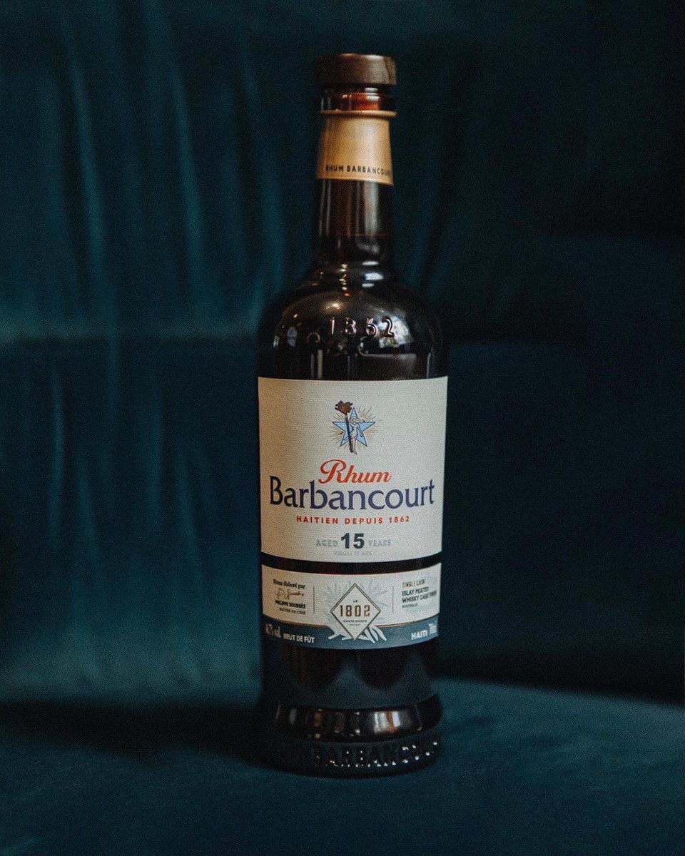 barbancourtHT's tweet photo. Si vous êtes à Paris, visitez le Bar 1802 afin de déguster le premier rhum dans l’histoire du Rhum Barbancourt ayant bénéficié d’un finish en fut de de Whisky Tourbé.
Seulement 277 bouteilles ont été produites, numérotées et signées par notre maître de chais! 
Faites l’expérience https://t.co/MPzWB5cM54