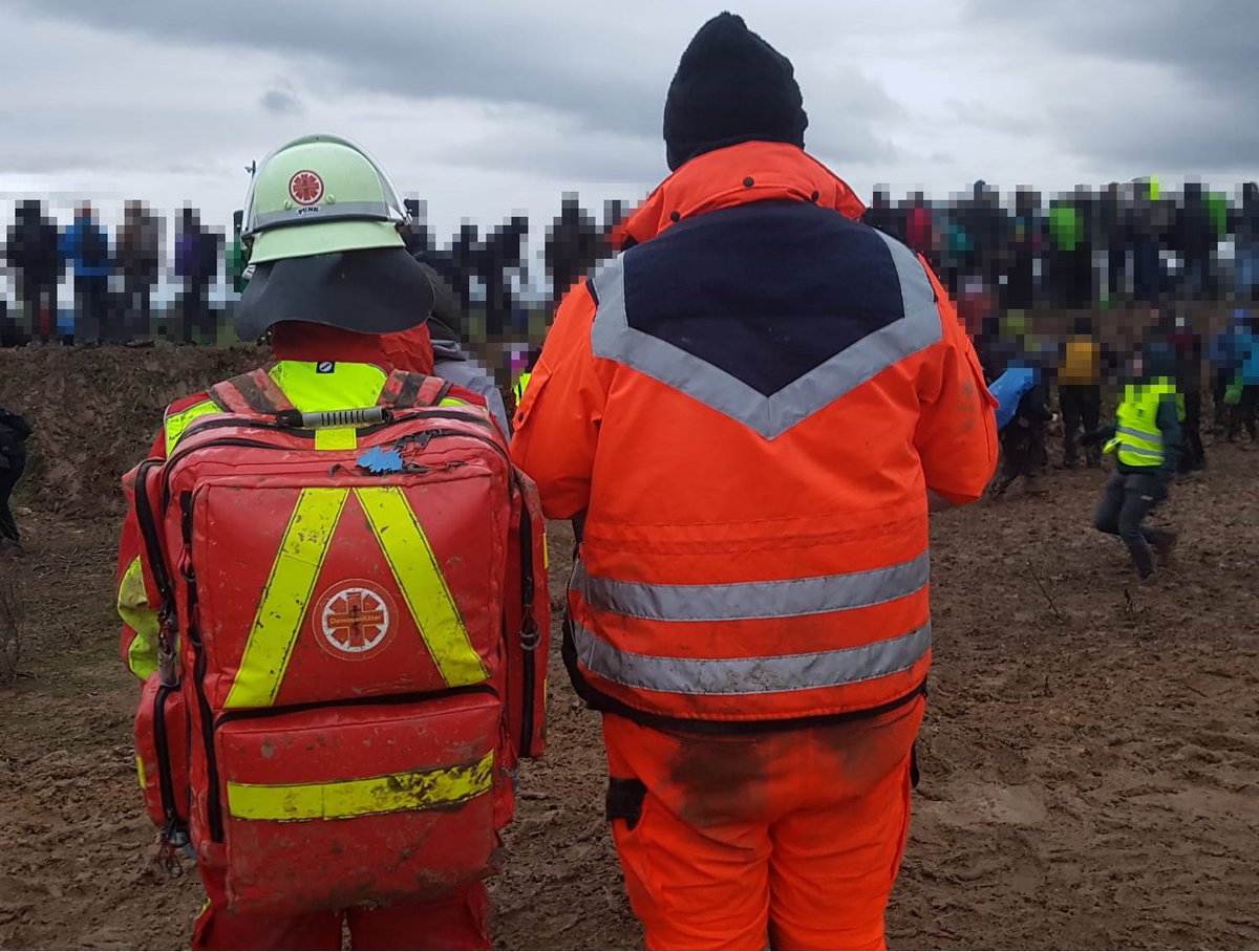 demosanitater's tweet image. Wir haben denn Dienst in #Lützerath beendet, wir mussten bei der Feuerwehr einen (MANV), Massenanfall an Verletzten auslösen, diesen aufgrund der massiven zahl an Verletzten und teils auch #Schwerverletzten Personen.

nährere infos hier:
instagram.com/p/CnahRfjNT_t/…