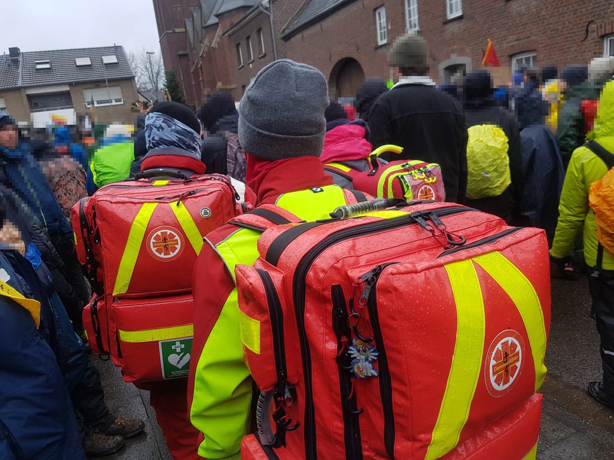 demosanitater's tweet image. Wir haben denn Dienst in #Lützerath beendet, wir mussten bei der Feuerwehr einen (MANV), Massenanfall an Verletzten auslösen, diesen aufgrund der massiven zahl an Verletzten und teils auch #Schwerverletzten Personen.

nährere infos hier:
instagram.com/p/CnahRfjNT_t/…