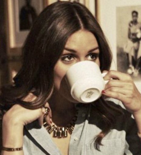JordiAlterego's tweet photo. @unpocodeCris La taza ocultando parte de tu rostro potencia la belleza de tus ojos. Ojos sinceros, ojos que brillan al calor del café y que reflejan esa complicidad compartida. Esos ojos que preguntan sabiendo la respuesta: ¿Es a mi? https://t.co/hkc0BynzkN