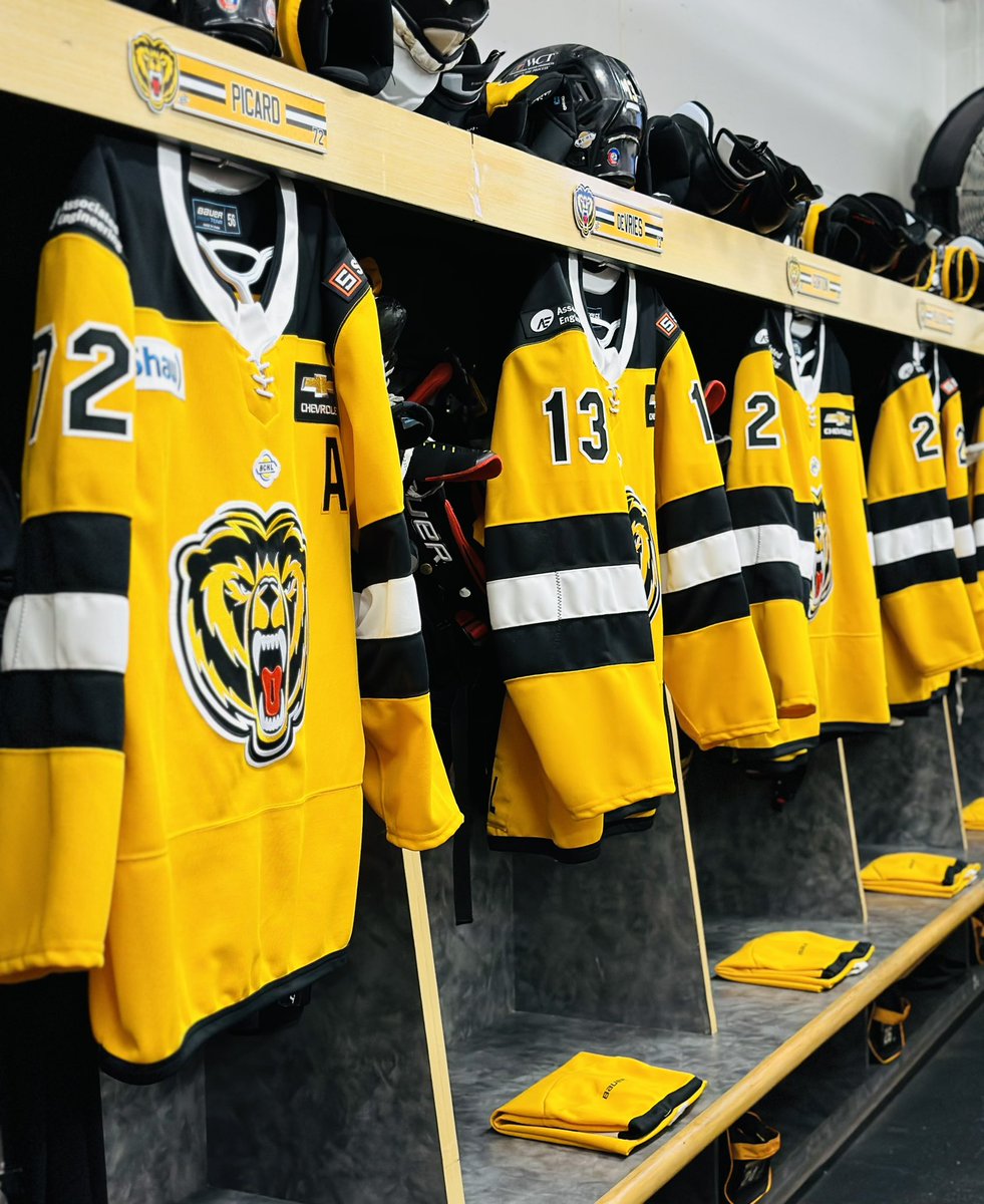 BCHLGrizzlies's tweet photo. The dressing room is ready to go for this evening's game against the Langley Rivermen! 

Are you ready for some Grizzlies Hockey?

The puck drops at 7:00 pm at the Q Centre! 

#HomeGame #Grizzlies #Yyj #Westshore #PackTheQ #Hockey #dressingroom https://t.co/pg5tqPIk8i