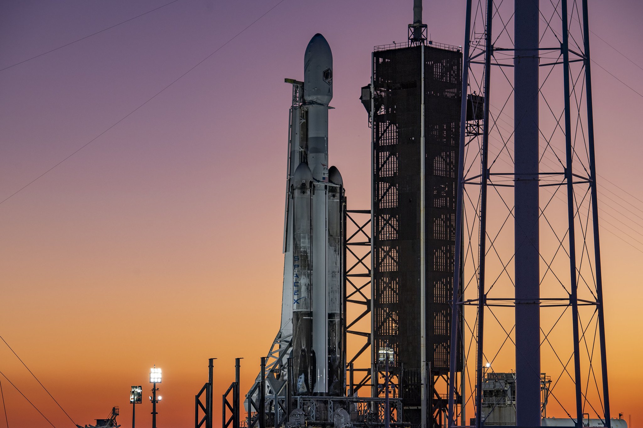 SpaceX on Twitter "Falcon Heavy at dusk. Weather forecast is >90