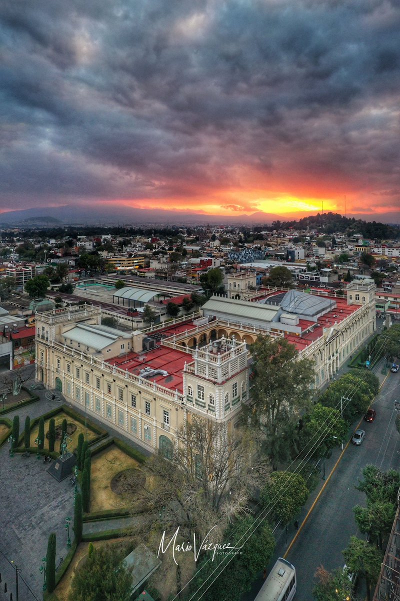 mvazquez71's tweet photo. Desde hace algunas semanas estoy impartiendo clases a alumnos que cursan el Diplomado de fotografía en el @CeAC_UAEMex; ayer vimos el tema “Fotografía con Drones” y tomamos estas imágenes del edificio de Rectoría @UAEM_MX en #Toluca. 
¿Tomarías un taller de foto aérea conmigo? https://t.co/QnU0bCcqjc
