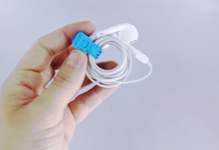 CloopBand's tweet image. like tiny little cable unicorns that keep everything organized and happy. 🦄💜 #cloop #cablemanagement