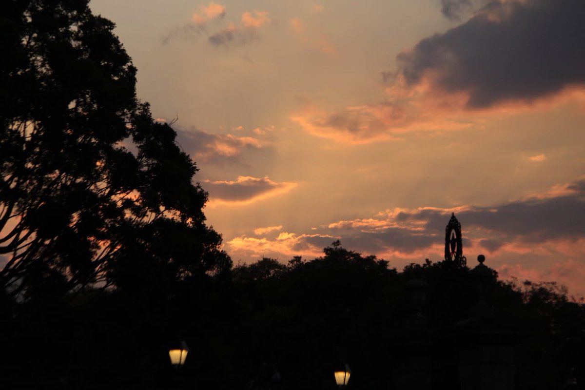 vozmichoacan's tweet photo. 🤩 Espectaculares atardeceres nos regala este invierno en #Morelia 🌇 Compártenos tus mejores fotos.

📸: Samuel Herrera Jr. https://t.co/xUUGQZdI2J