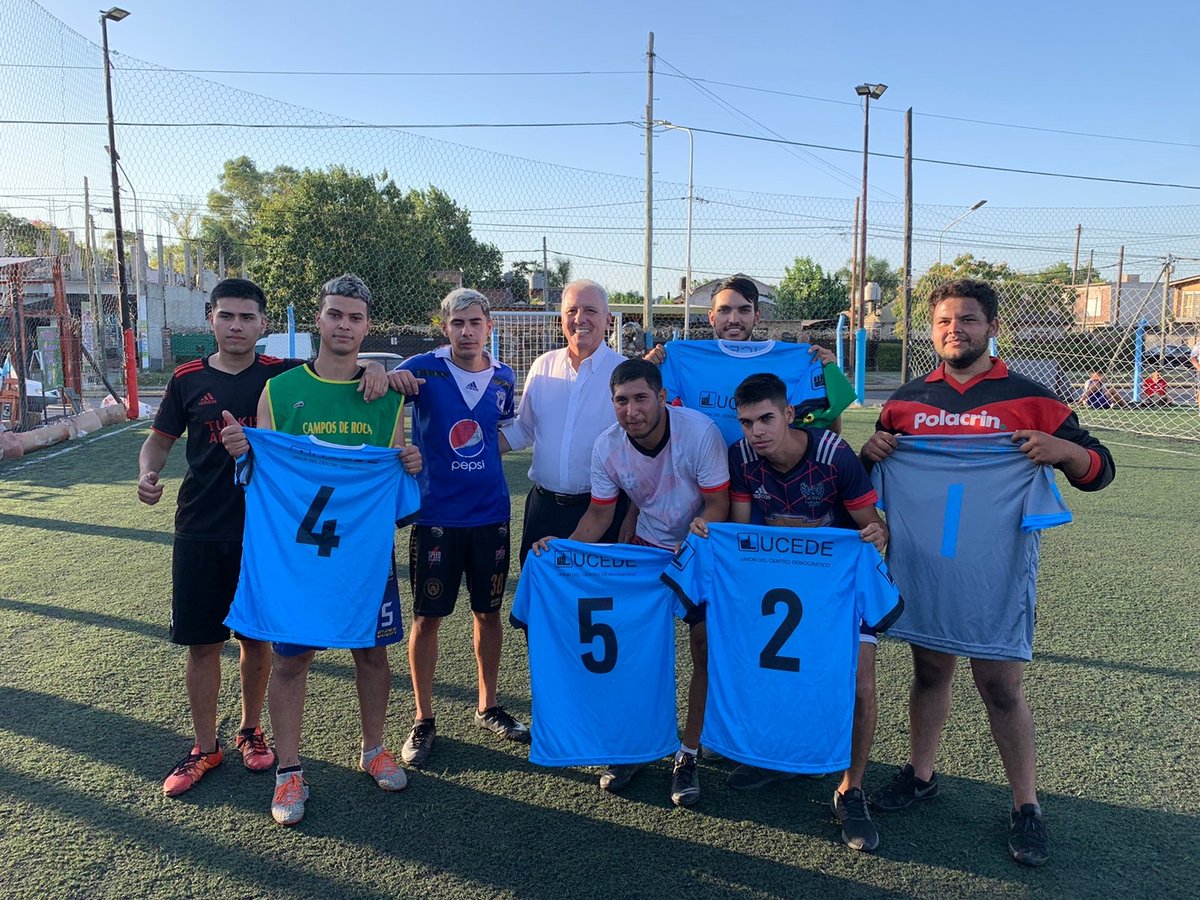 BontempoHugo's tweet photo. ¡Gran tarde en Ciudad Evita!

La UCEDE organizó un torneo de futbol 5 en el Estadio Yupanqui. Los finalistas ganaron camisetas de fútbol de UCEDE 💪

Excelente organización de Ale Mansilla y David Flores de La Matanza, en conjunto con Santiago Nuñez. https://t.co/YLyqWTV5j8