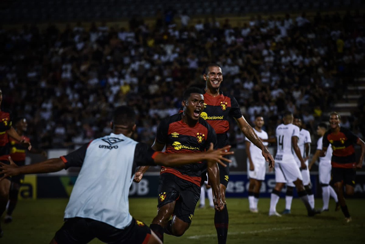 sportrecife's tweet photo. VIROU, VIROU, VIROUUUUU!!!

Nassom fez o segundo e os #LeõesDaBase viraram: Sport 2x1 Corinthians! LUTANDO SEMPRE! https://t.co/dY0RtMBAsI