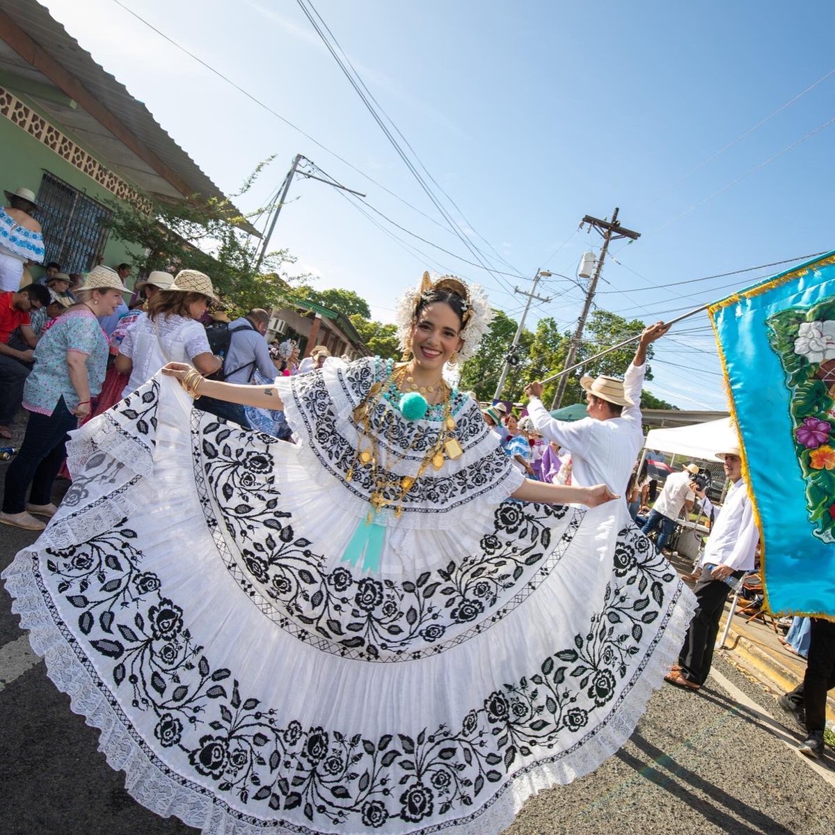 TigoPanama's tweet photo. Celebramos nuestras tradiciones y la belleza de nuestro traje típico.
¡Viva Panamá! 🇵🇦
#MilPollerasConTigo
#MilPollerasTM https://t.co/NBhsRkxguh