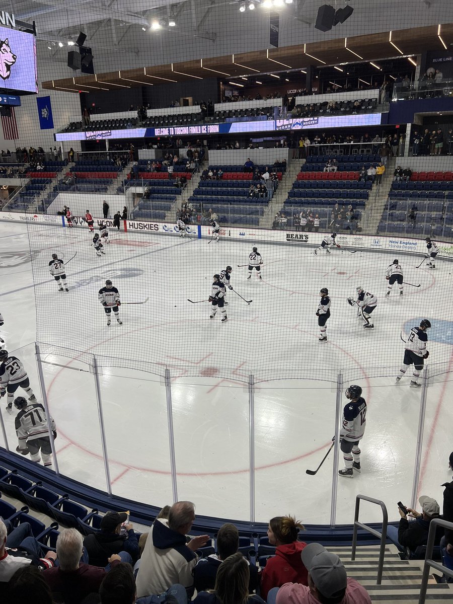 GampelCrazies's tweet image. Section 122 row G @UConnMHOC #icebus