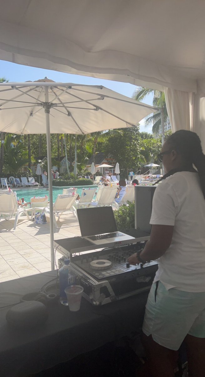 dsupremedj's tweet image. Find your flow. Drop the needle. Repeat. ☀️🌴🔉⚡️ 

📸: @sasha.patricia   

#djlife #vibecurator #openformatdj #pioneerdj #corporatedj #bahamiandj #yktv #poolsidevibes #goodvibesonly #grandhyattbahamar #nassau #bahamas #supremeevents #bookwithsupreme #teamsupreme