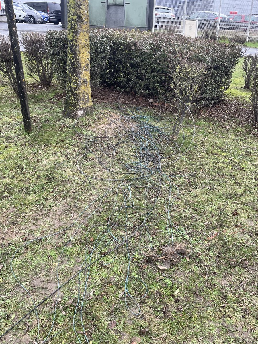 caaptusss's tweet image. Dans le plus grand des calmes, un technicien @SFR s'est éclaté à détruire notre boite et à utiliser notre câble FTTO comme tire fil pour raccorder un client FTTH.
Détecté immédiatement, notre équipe a chopé les mecs en flag. GTR client respecté, réparé en 3h10.