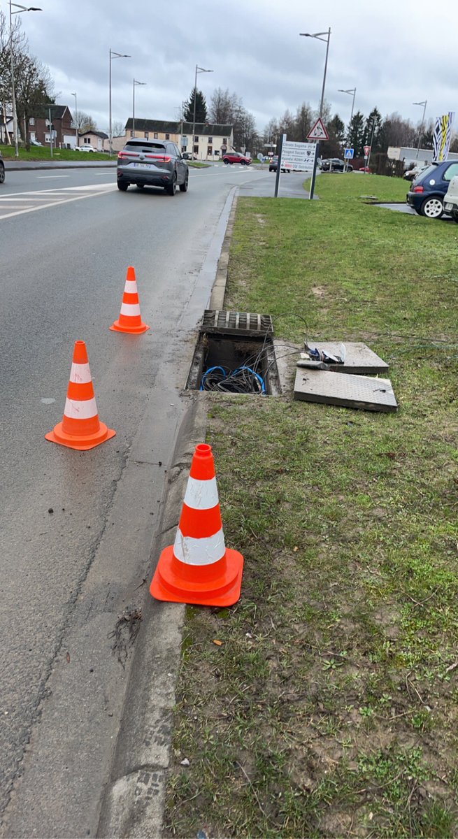caaptusss's tweet image. Dans le plus grand des calmes, un technicien @SFR s'est éclaté à détruire notre boite et à utiliser notre câble FTTO comme tire fil pour raccorder un client FTTH.
Détecté immédiatement, notre équipe a chopé les mecs en flag. GTR client respecté, réparé en 3h10.