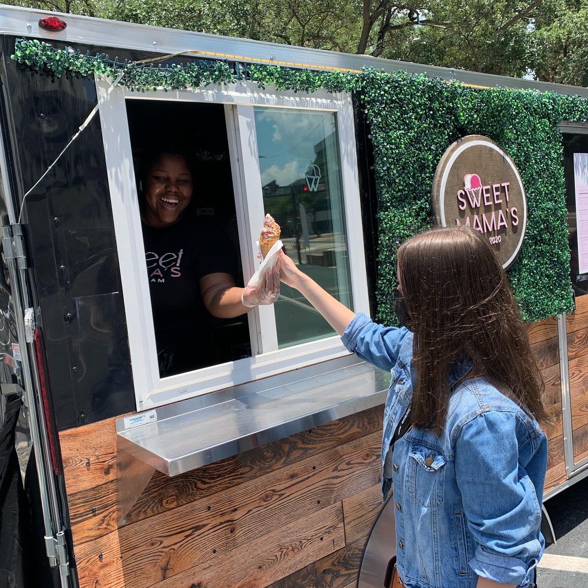 MFSWatchParty's tweet photo. When the #MotherlandFortSalem fandom has practically done IT all plus balloons, ice cream truck, cons, LED billboard truck &amp; petition &amp; letters to Hulu &amp; still not covered by media outlets 🤷🏻‍♀️

16 mths after premature cancellation we’re still here! @hulu #SaveMotherlandFortSalem https://t.co/0Ou8ZXJDq4