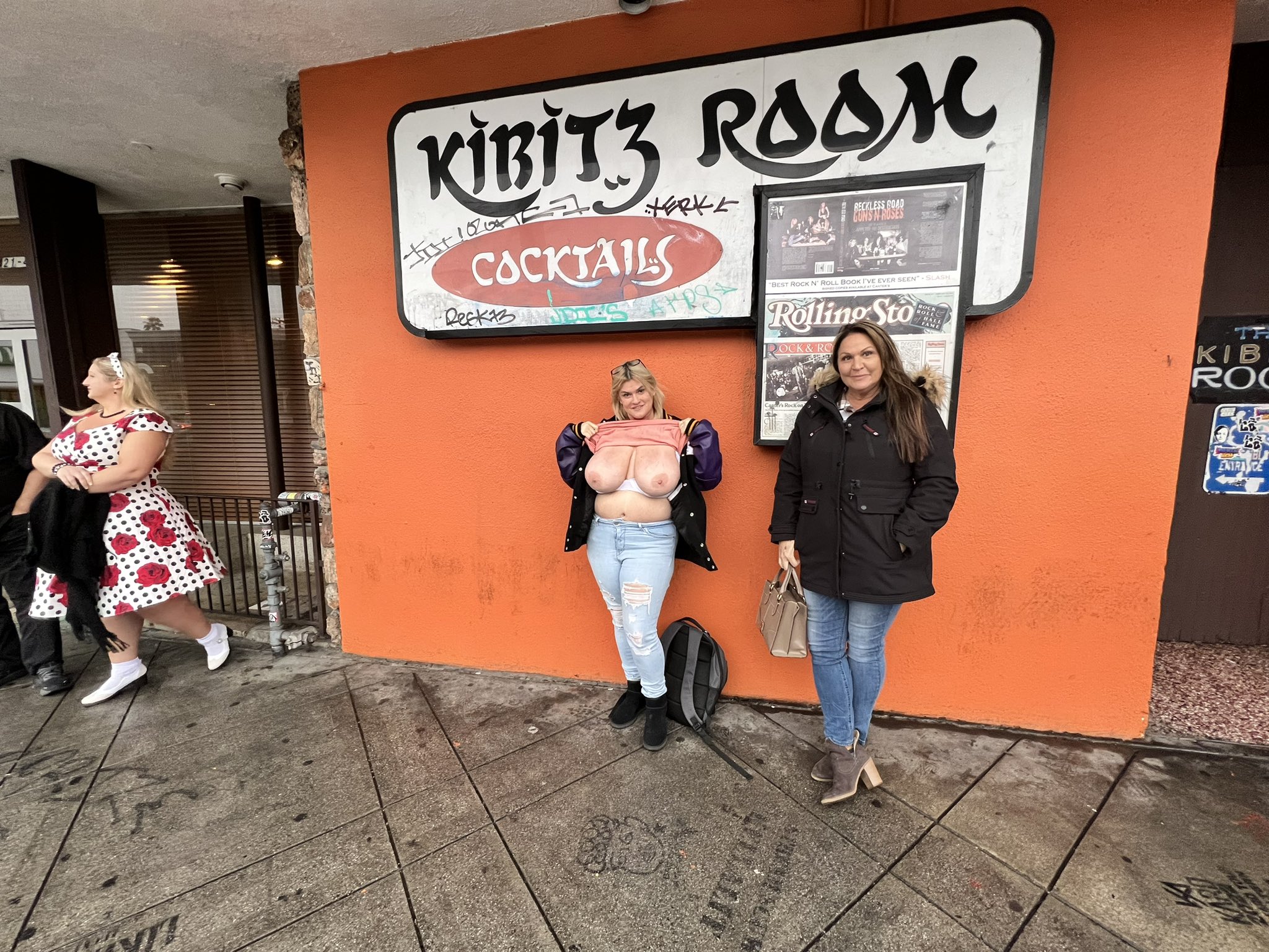 2 pic. You know I have to do it! #kimmiekaboom out to lunch with @ASNLSEvents @asnlifestylemag @mrdarrellkaboom @msashlynsparks @thekimmiekaboom https://t.co/BjHKVsjFOS