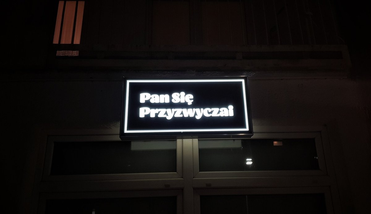 Podczas nocnego spaceru po Gdyni znalazłem neon idealnie opisujący praktycznie każdą działalność w naszym kraju.