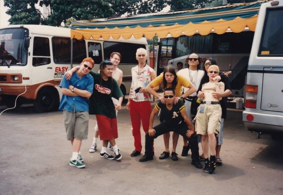 AdibHidayat's tweet photo. Happy Birthday Dave Grohl. 

Tepat 27 tahun lalu @foofighters tampil di Jakarta Pop Alternative Festival, 14 Januari 1996 bareng @thesonicyouth @beastieboys @PASbandOfficial @NTRL_official dan @nugietrilogy. 

📷 Tagor Siagian &amp; Arie Hendrarta https://t.co/HTD6lQz9pe