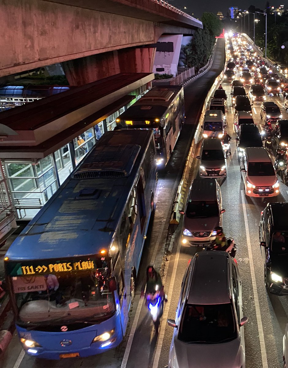 insanridho's tweet photo. Hari ini, layanan @PT_Transjakarta tepat berusia 19 tahun. https://t.co/h8t6Q4oTXc