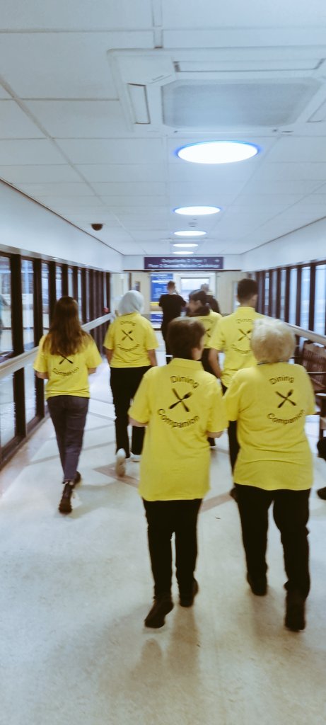 netty_lynette's tweet photo. Saturday's @OldhamCO_NHS DCs lunch time crew with Shaun and Abdul meeting us o  the wards also
#yellowarmy #diningompanion #PatientCare #assit #lunch  #patients 
@sgfurlong @NCA_Volunteers @SiobhanLouiseM1 https://t.co/YBDQfPv2pq