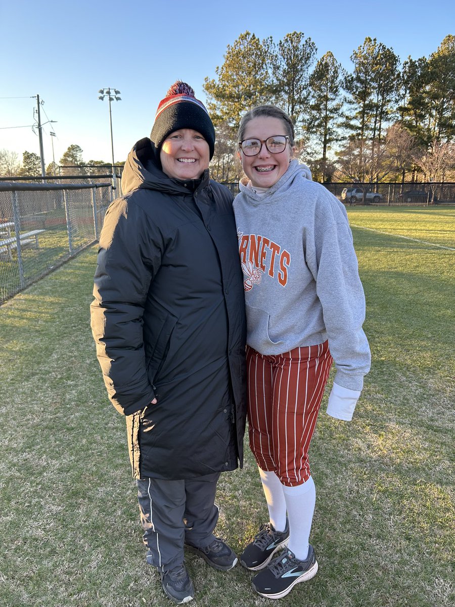 Thank you to the coaches and players <a href="/ElonSoftball/">Elon Softball</a> for working with <a href="/CaitWells2025/">Caitlin Wells 2025</a> and <a href="/kayliee_brookee/">Kaylie Ledger</a> today!  Also thankful to <a href="/LRSoftball/">Lenoir-Rhyne Softball</a> for having <a href="/Saunders__Addie/">Anyno Brina | WeAbove</a> on campus today as well! 🐝 💪🏻