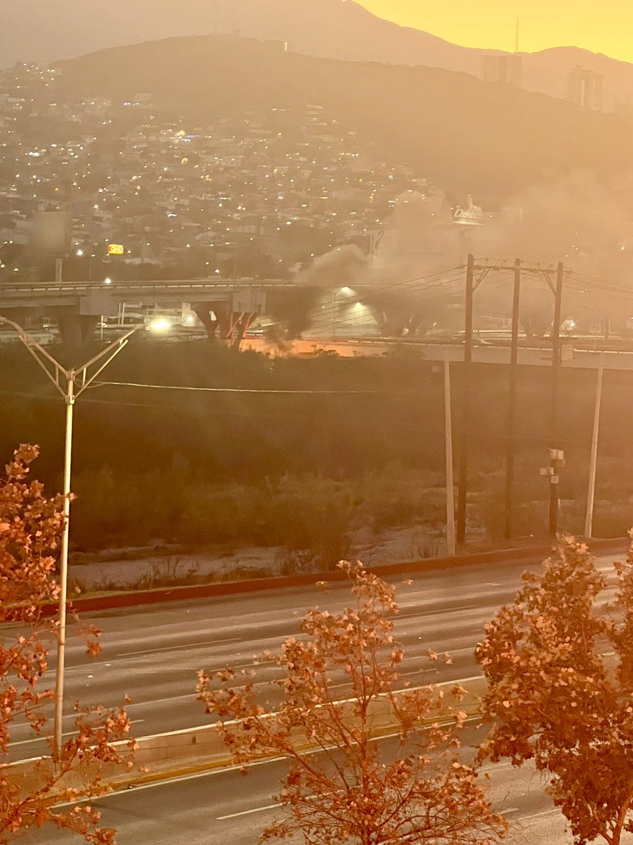 PattySanchez123's tweet photo. Incendio en río Santa Catarina abajo de Puente Cuauhtémoc poniente a oriente @PC_NuevoLeon  @SSPCMonterrey @Cicmty https://t.co/NS8t2plZKi