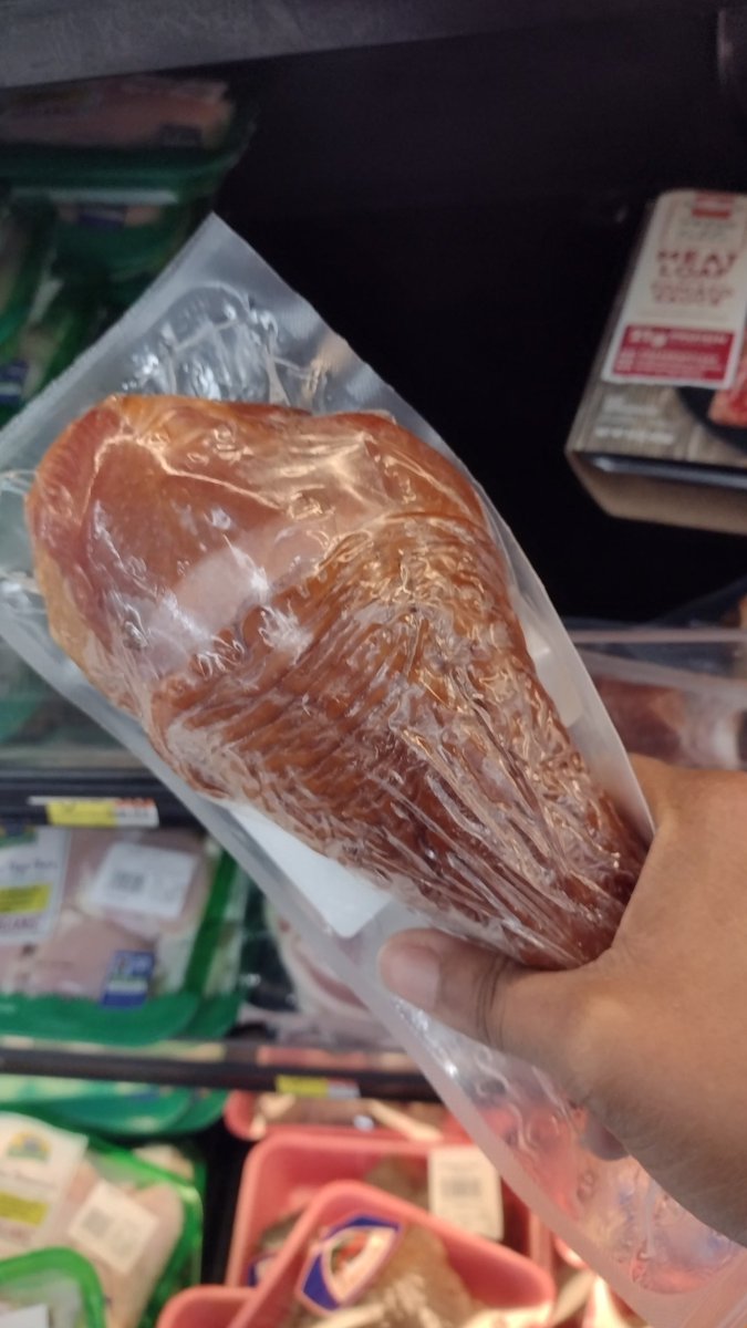 animejunki71's tweet image. Seeing this turkey leg brought back fond memories of going to the Renaissance Faire 🍗 #RenFaire #TurkeyLeg