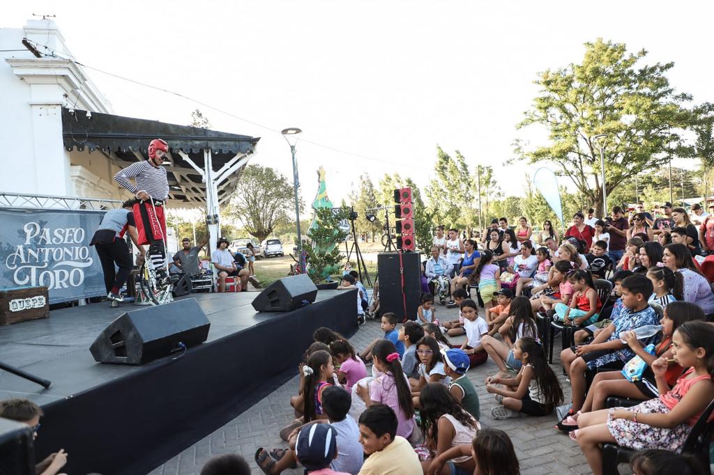 FedericoAchaval's tweet photo. En el nuevo Paseo Antonio Toro, corazón de #Derqui,  disfrutamos de una nueva edición de #AtardeceresCulturales. 

Con mucha alegria compartimos con familias y vecinos una tarde llena de juegos, música y cultura para todos. https://t.co/sVjPzRci0i