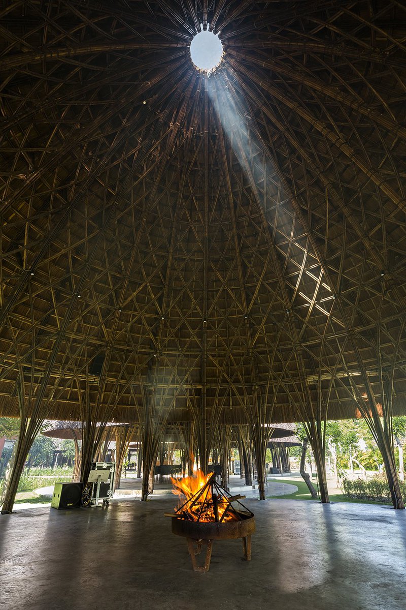 Son La Ceremony Dome / VTN Architects
Son La, Vietnam, 2017
©︎ Hiroyuki Oki

#architecture #architecturaldesign #pavilion #dome #ceremonial #ethnic #interior #bamboostructure #thatchedroof