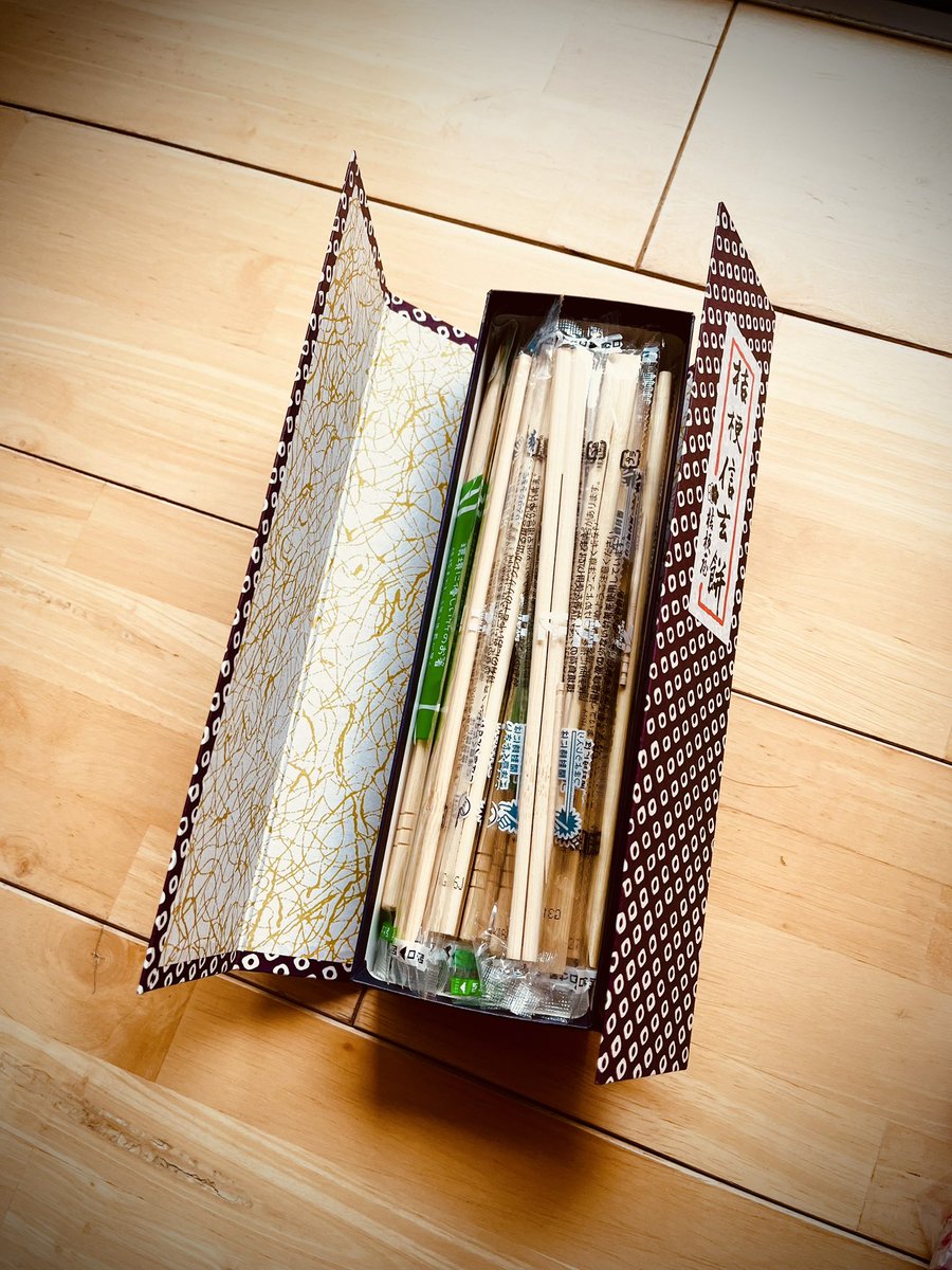 peacockblue10's tweet photo. 昨日、談合坂PAで買ってきた信玄餅。だって箱が可愛い買ったからw
で、どう使おうか色々漁ってたら、割り箸がシンデレラフィット✨
#桔梗屋
#信玄餅 https://t.co/tn8NaaO2Nw
