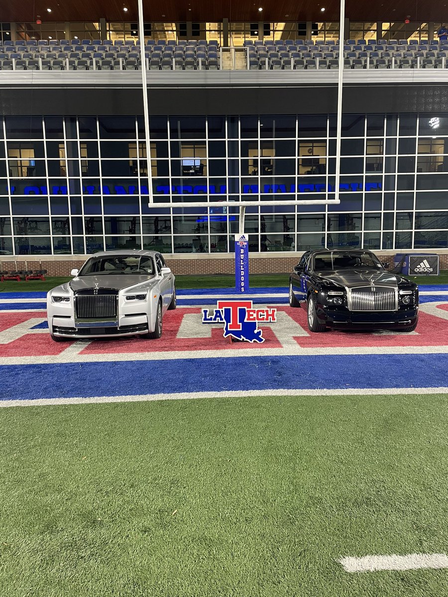 Can’t fit in the parking spot❗️
Come be a DOG❗️#HBTD 🔵🐶🔴