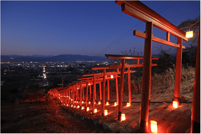 TwitFukuoka's tweet photo. 絶景スポット、うきは市の浮羽稲荷神社「ライトアップアート2023」開催！詳細こちら→ https://t.co/3OHb5D9Eai https://t.co/zmSJA6QbHQ