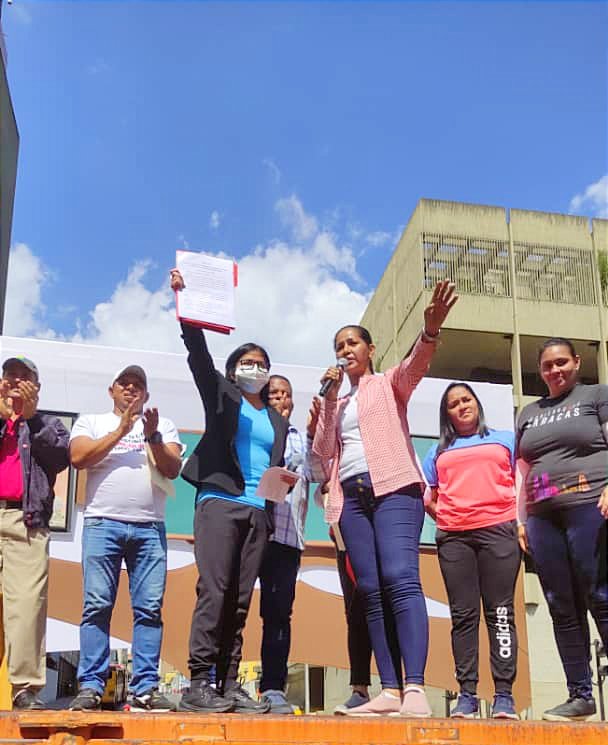 Falcon_Educa's tweet photo. Así lo dijo @delcyrodriguezv: Esto que ustedes #EducadoresPorLaPatria están solicitando... más pronto de lo que imaginan lo van a escuchar del Presidente @NicolasMaduro 🇻🇪

Vía @MarelysCastroR: Nunca lo dudamos. Estamos del lado correcto de la historia @_LaAvanzadora

#14Enero https://t.co/B6ppjvhF9f