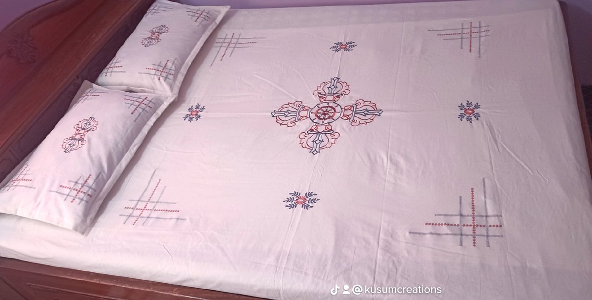 KusumCreations's tweet image. खुशि लाग्छ तपाईँ जत्तिको नेताले नेपाली उत्पादन प्रयोग गर्छु भनेको सुन्दा । उत्पादकका समस्याहरुपनि विचार गरिदिनु होला । हाम्रो उत्पादन चैं नेपाली कटनमा इम्ब्रोइड्री गरेका तन्नाहरू हुन्। @hamrorabi #madeinnepal #made_in_nepal #embroidery #bedsheet #nepali_cotton #kusumcreations