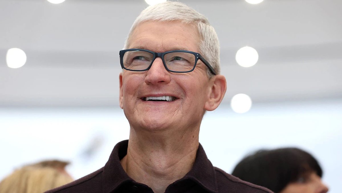 TopTechNGadgets's tweet photo. El CEO de #Apple, #TimCook, ganó $99.4 millones de dólares en 2022.

En 2023, aceptará un recorte salarial sustancial y ganará $49 millones. https://t.co/pNspjLMaMB
