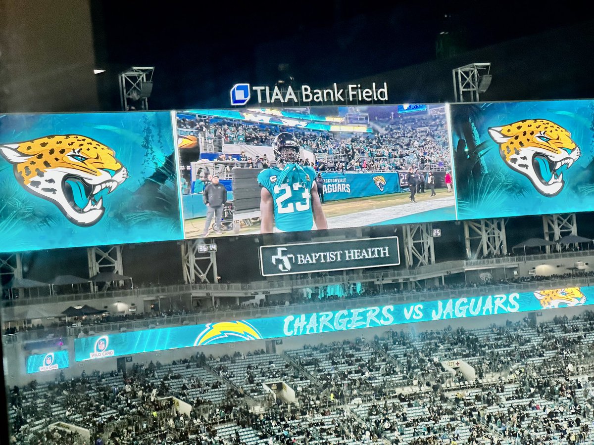 DrValWardlaw's tweet photo. ⁦@chargers⁩ won toss - deferred to 2nd half. #LA #CHARGERS https://t.co/eACUv7WCGL
