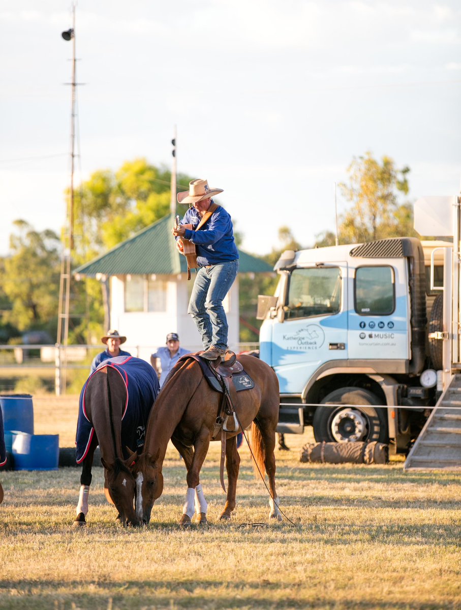 I could probably do this only the singing might be iffy. 😫 @Tom_Curtain great show. Great horsemanship and you can defo sing. #warialda #countryfun